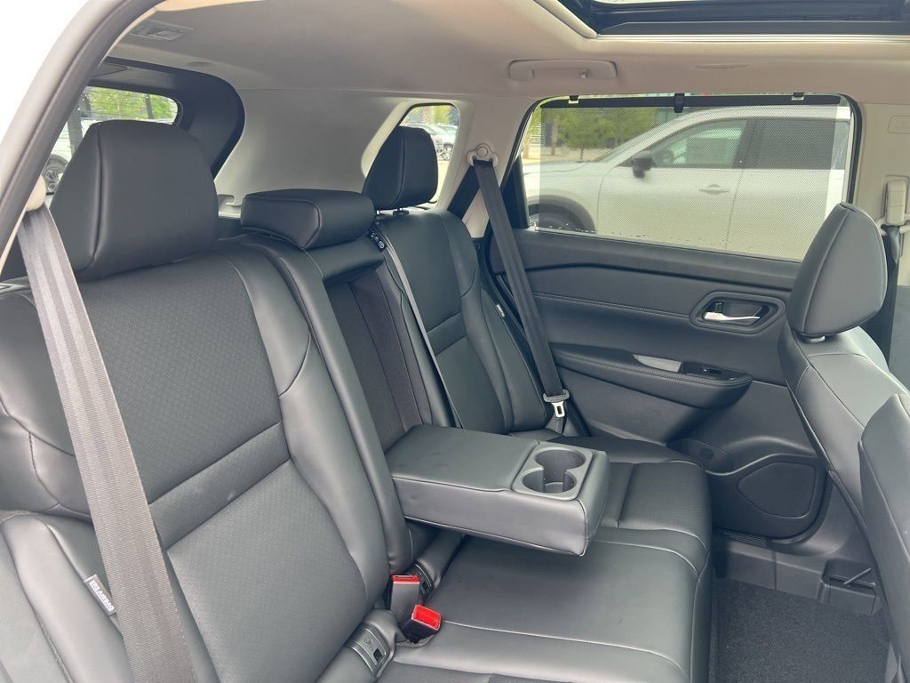 2025 Everest White Pearl Nissan Rogue SV FWD SUV