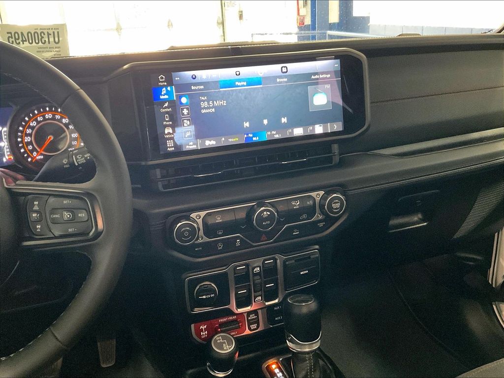 2026 Jeep Gladiator — photo 18