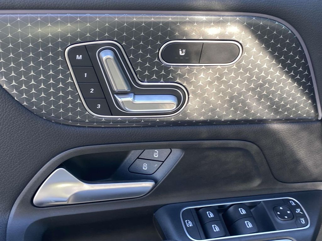 Thumbnail: 2025 Mercedes-Benz GLB - 16