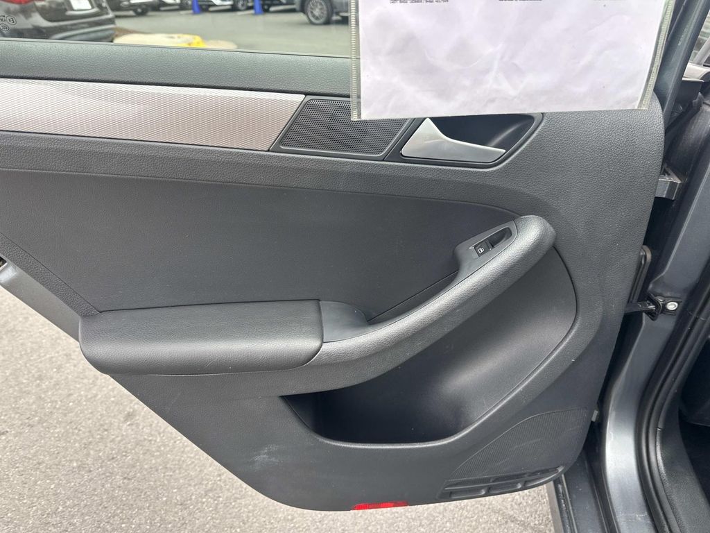 Thumbnail: 2018 Volkswagen Jetta - 30