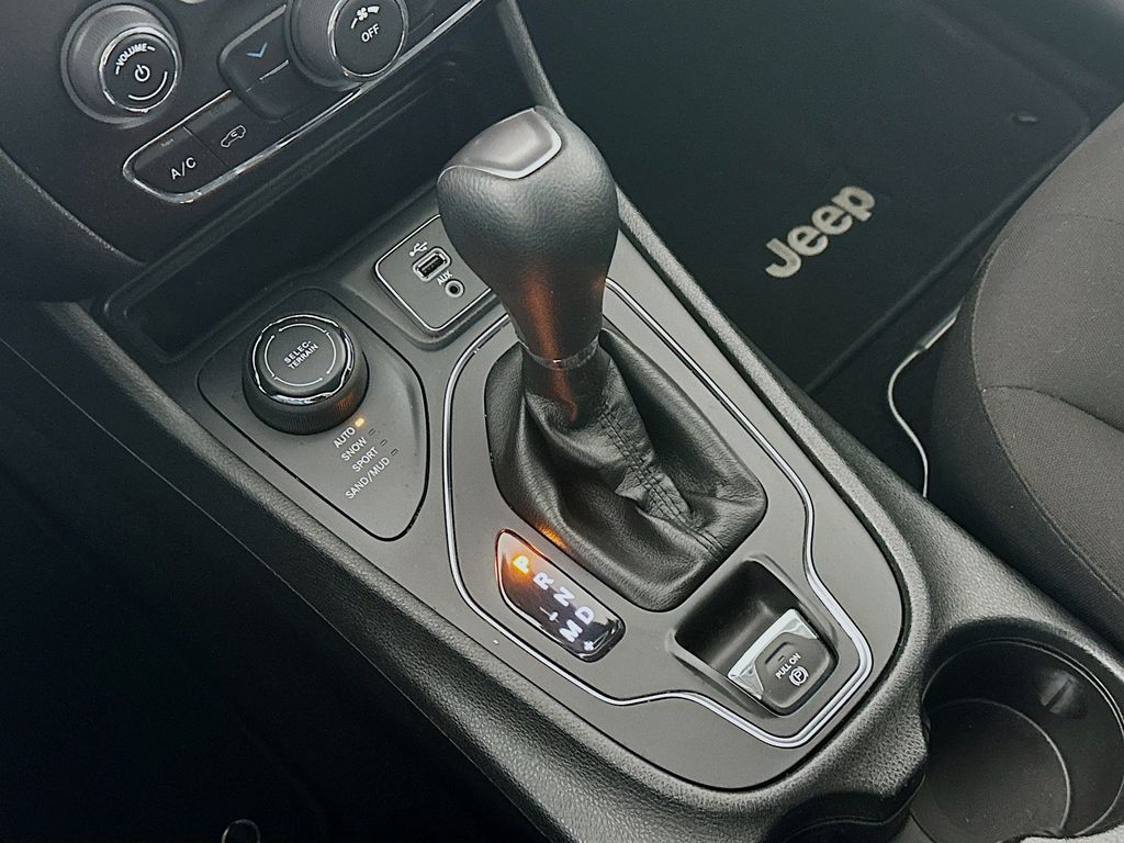 Used 2019 Red Jeep Latitude image 16