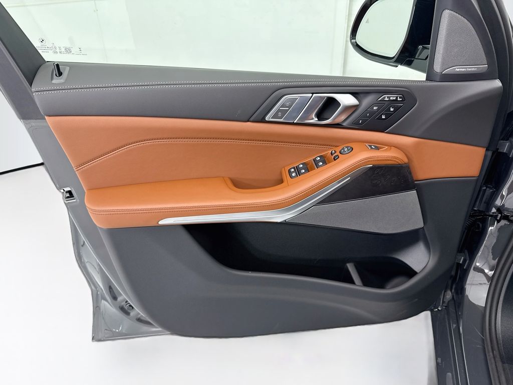 Thumbnail: 2027 BMW X7 - 24