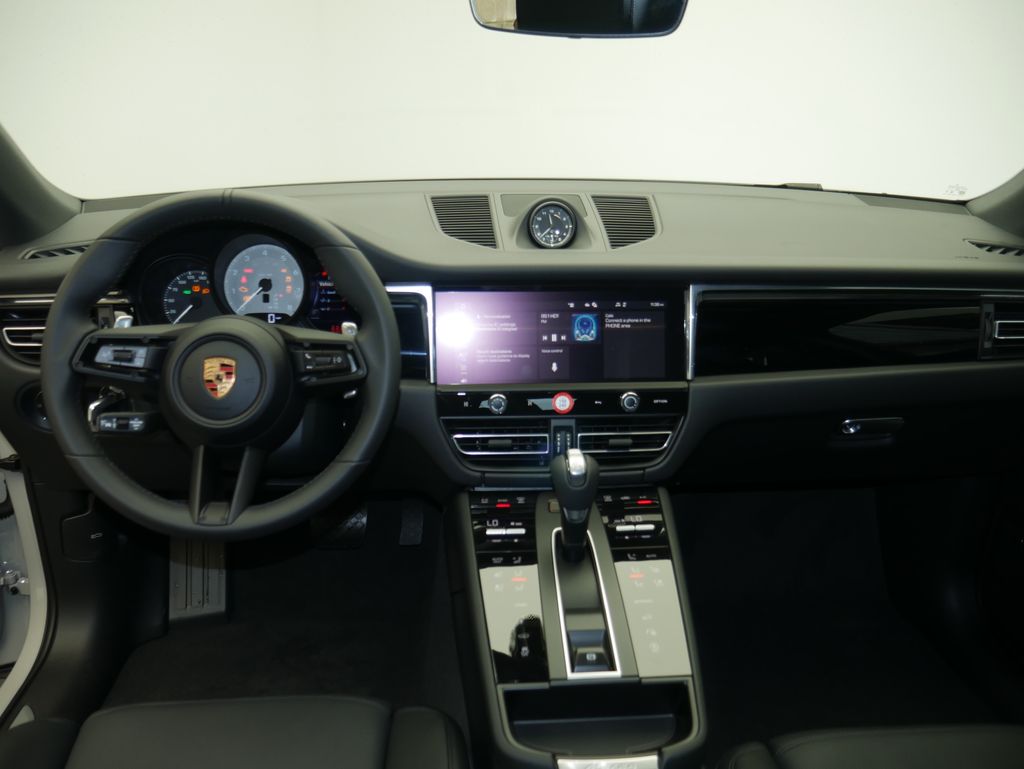 Thumbnail: 2026 Porsche Macan - 29