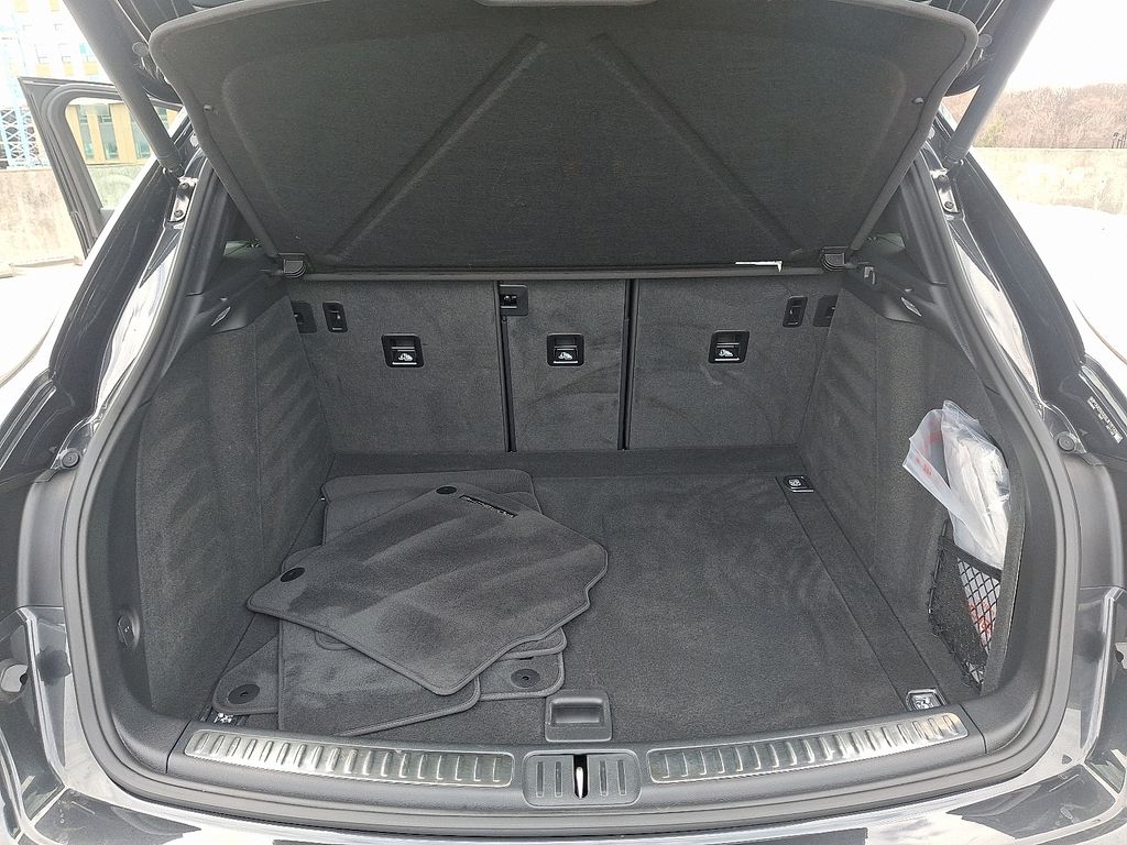 Thumbnail: 2025 Porsche Macan - 29