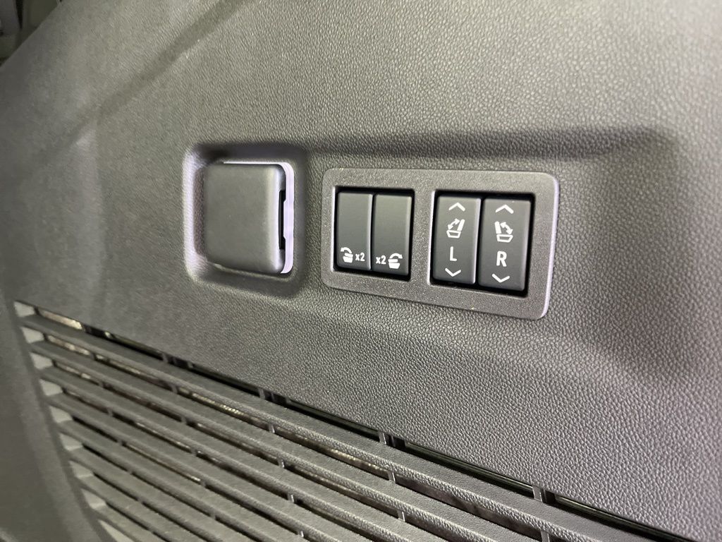 2025 Chevrolet Suburban RST 24
