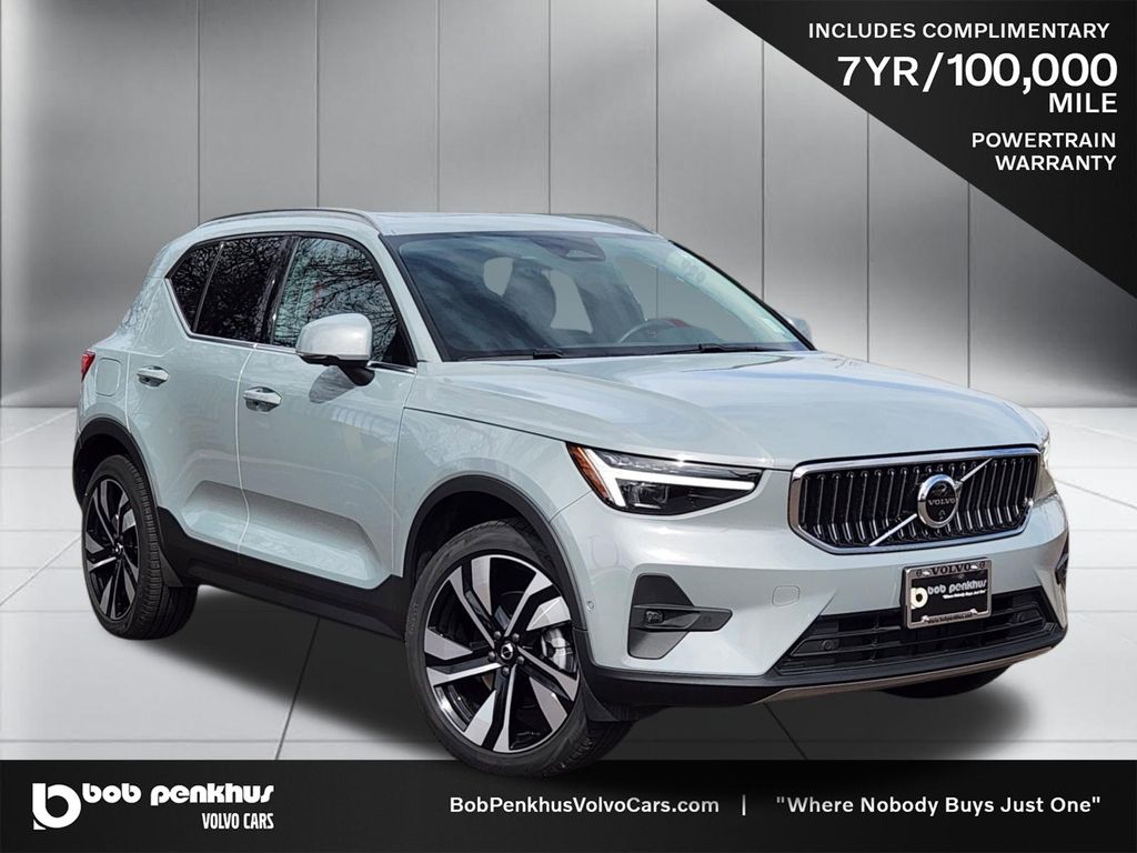 2025 Volvo XC40 B5 Plus Bright Theme AWD