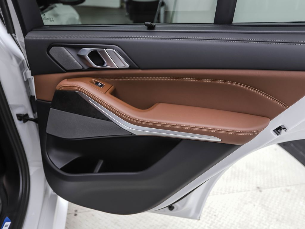 2025 BMW X5 M60i 24
