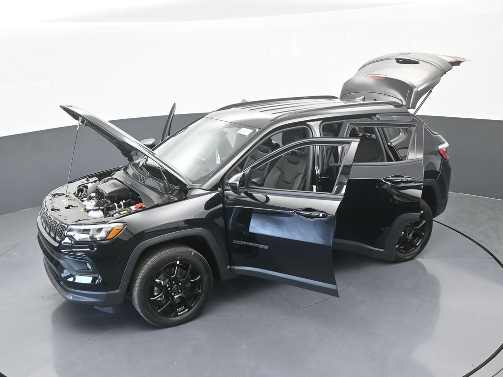 New 2026 Diamond Black Crystal Pearlcoat Jeep Latitude image 58