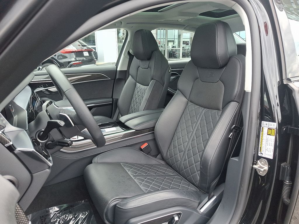 Thumbnail: 2022 Audi S8 - 13