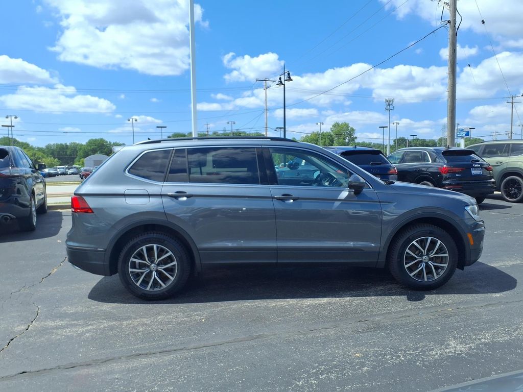 Used 2019 Platinum Gray Metallic Volkswagen 2.0T SE image 3