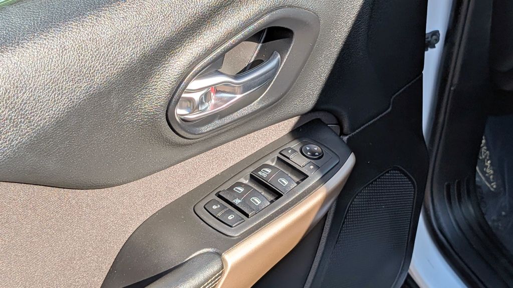 Used 2018 Jeep Cherokee Latitude 4D Sport Utility