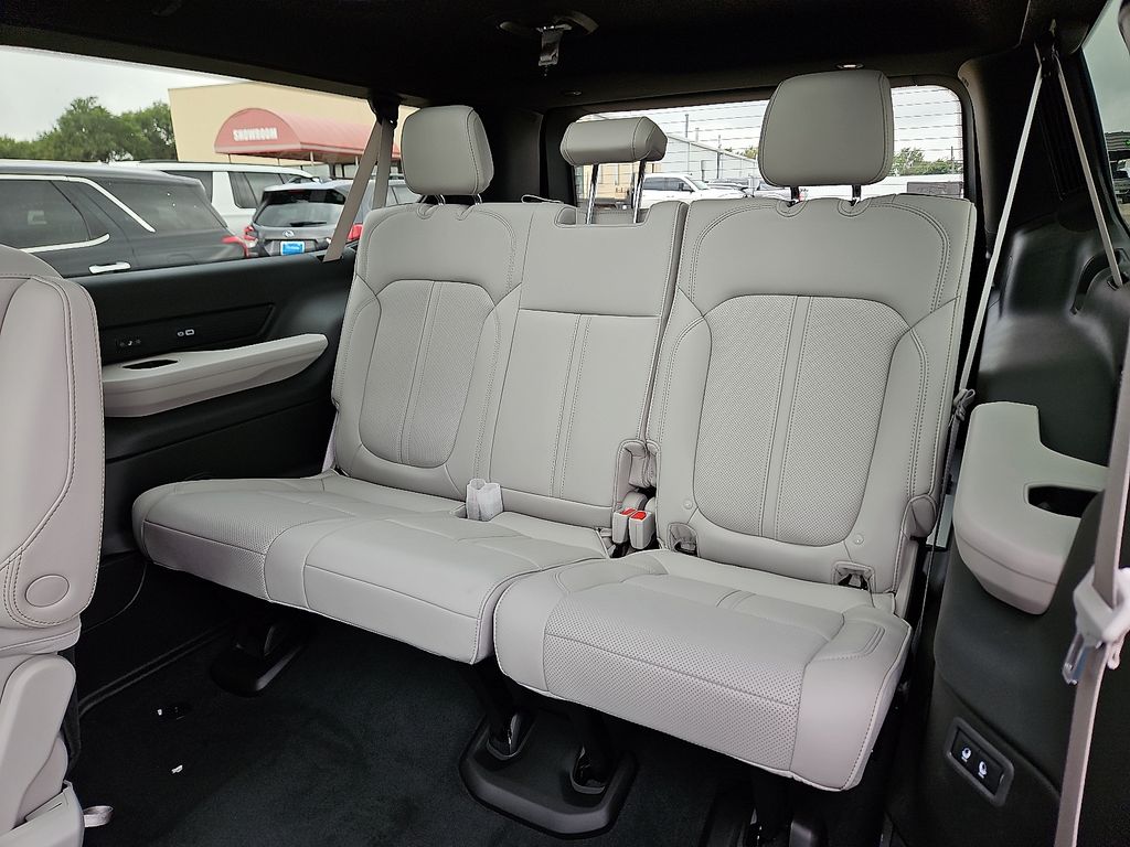 2025 Jeep Wagoneer L Series III - Photo 9
