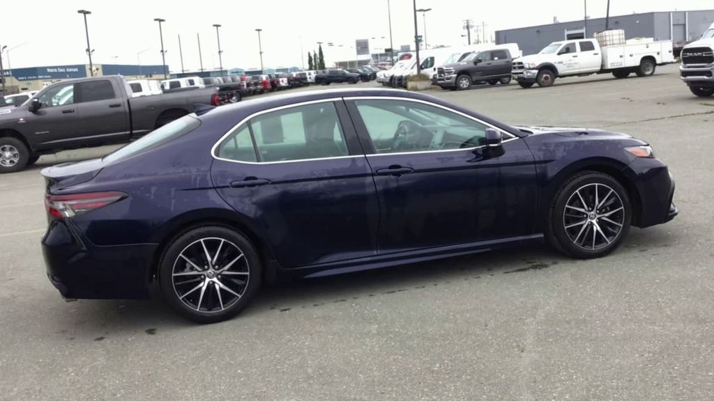 2022 Toyota Camry SE - Photo 9