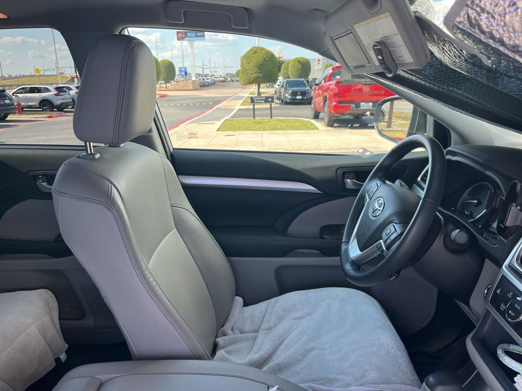 Thumbnail: 2019 Toyota Highlander - 4