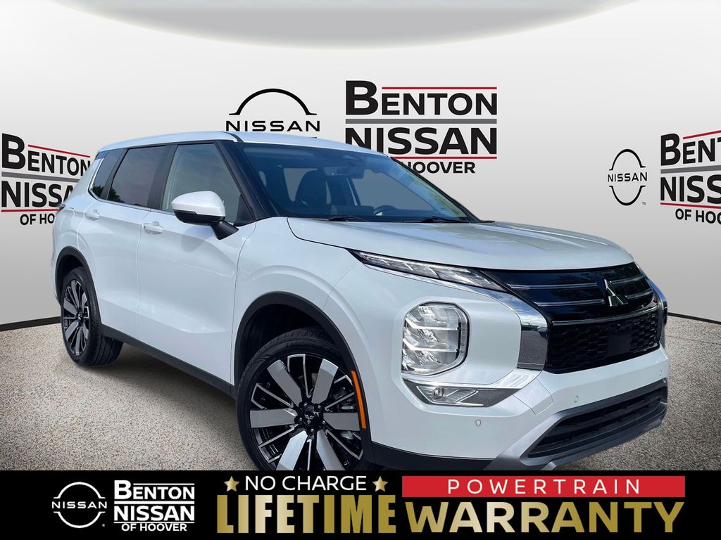 White 2025 Mitsubishi Outlander SE FWD SUV / Crossover Front-Wheel Drive Continuously Variable Transmission