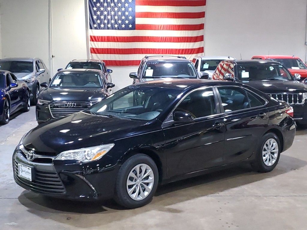 2016 Toyota Camry LE 31