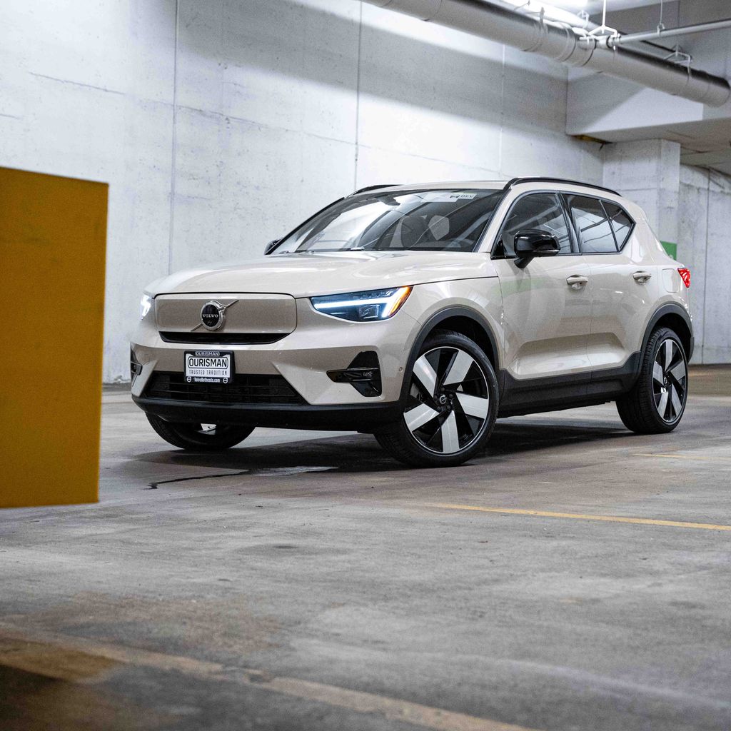 Sand Dune Metallic 2026 Volvo EX40 1-Speed Automatic