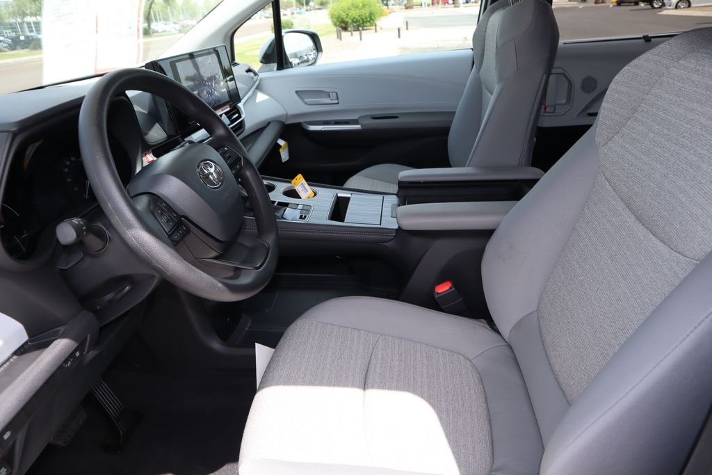 2025 Toyota Sienna LE 18