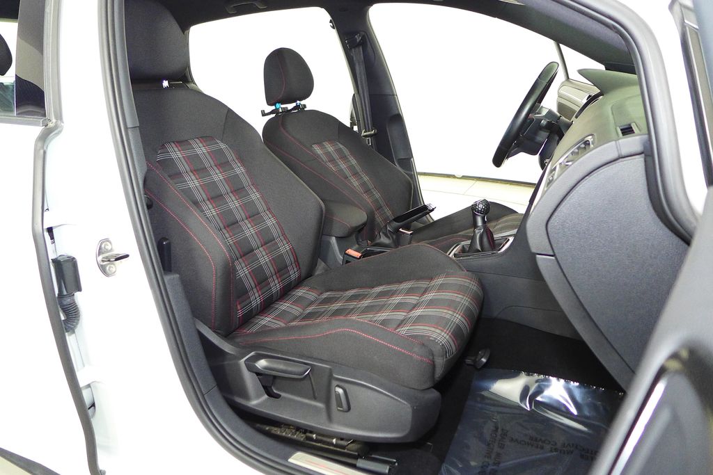 Thumbnail: 2016 Volkswagen Golf - 18