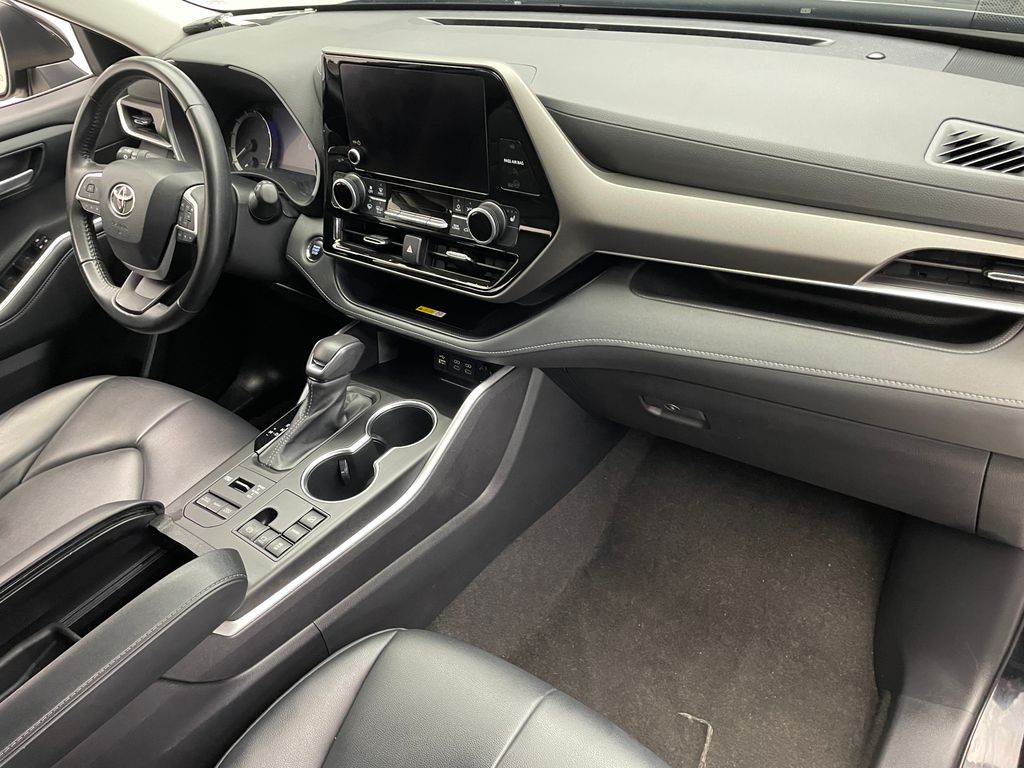 2023 Toyota Highlander XLE 16