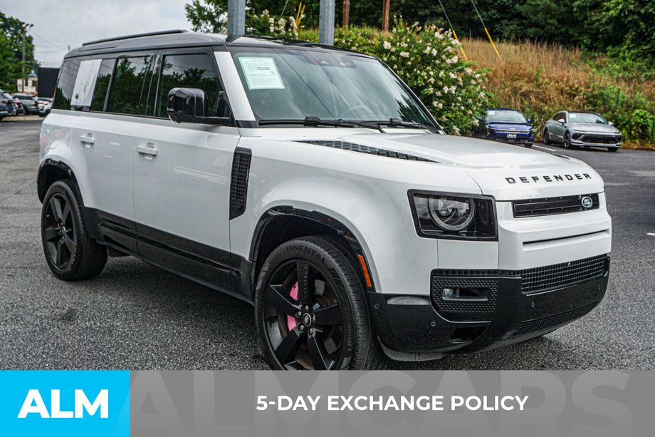 Used 2024 White Land Rover X-Dynamic SE image 3