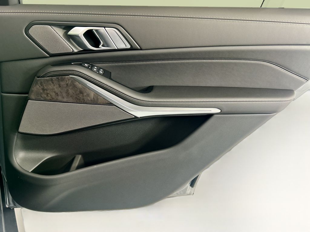 Thumbnail: 2027 BMW X7 - 26