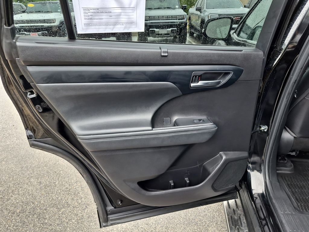 Used Car 2022 Toyota Highlander  Xle For Sale Under $30,000 In Austin, Texas