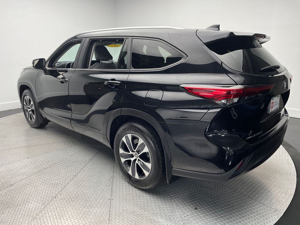 Thumbnail: 2023 Toyota Highlander - 7