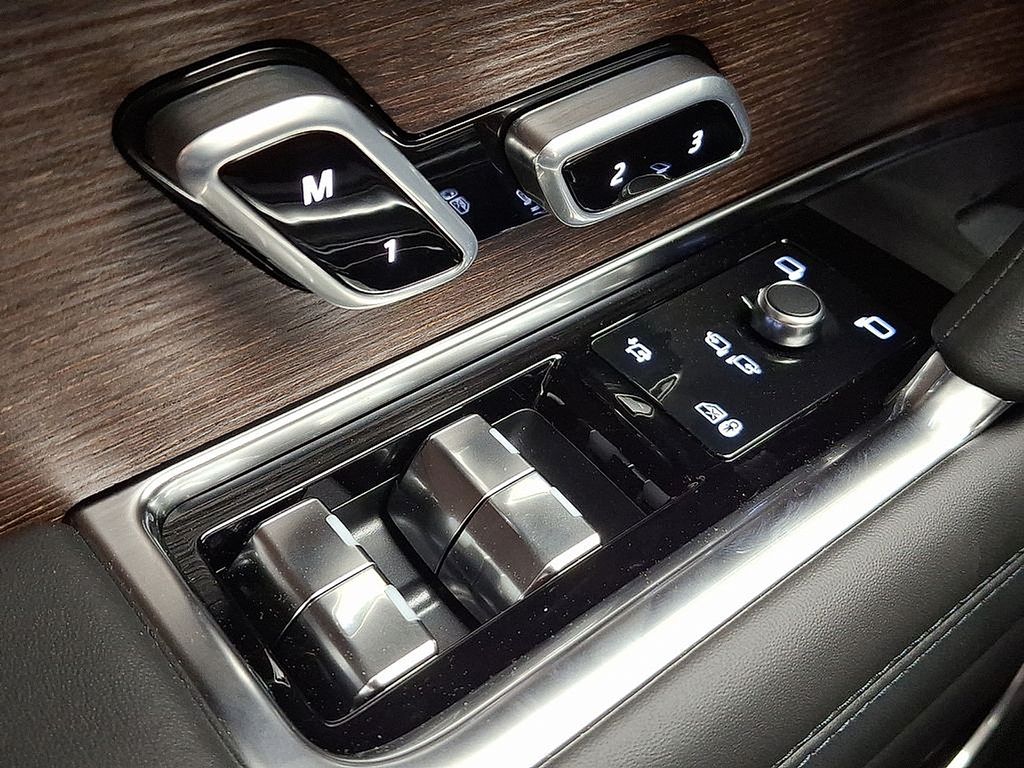 Thumbnail: 2025 Land Rover Range Rover - 17