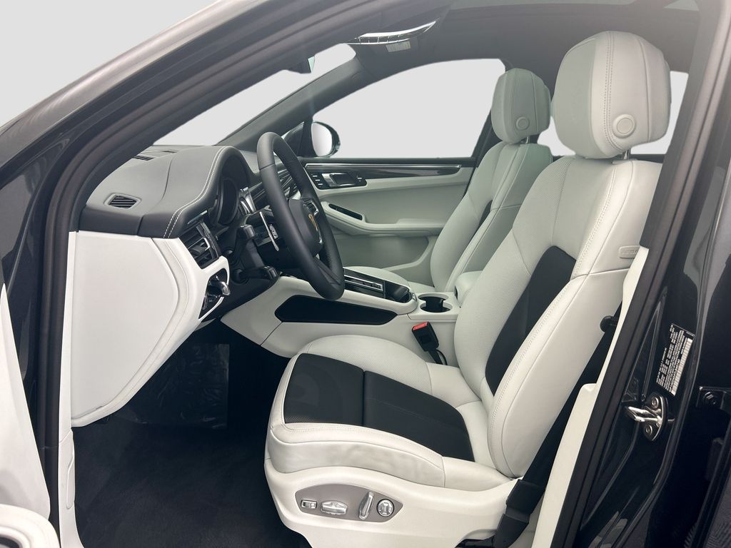 Thumbnail: 2026 Porsche Macan - 5