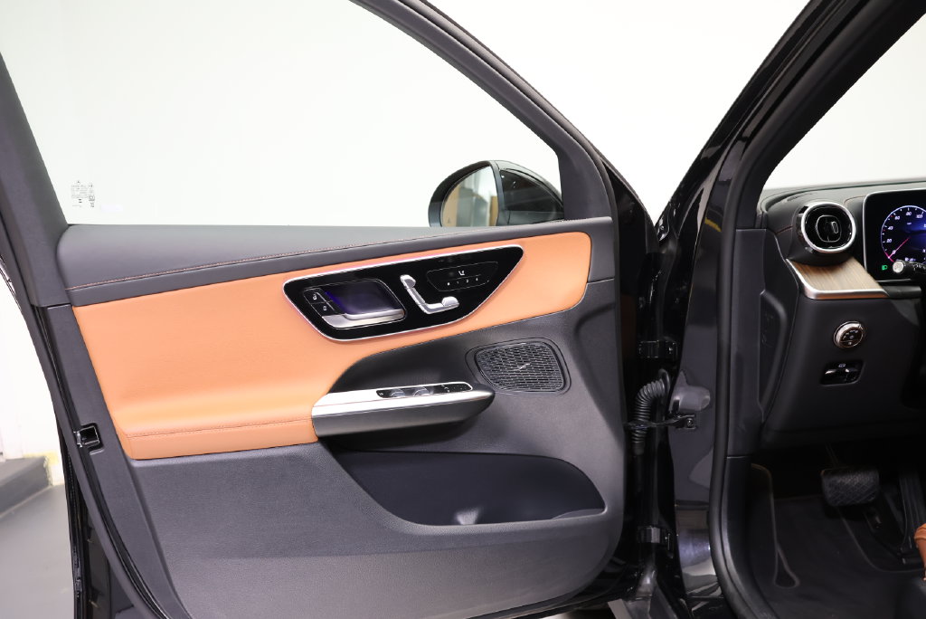 Thumbnail: 2025 Mercedes-Benz GLC - 31