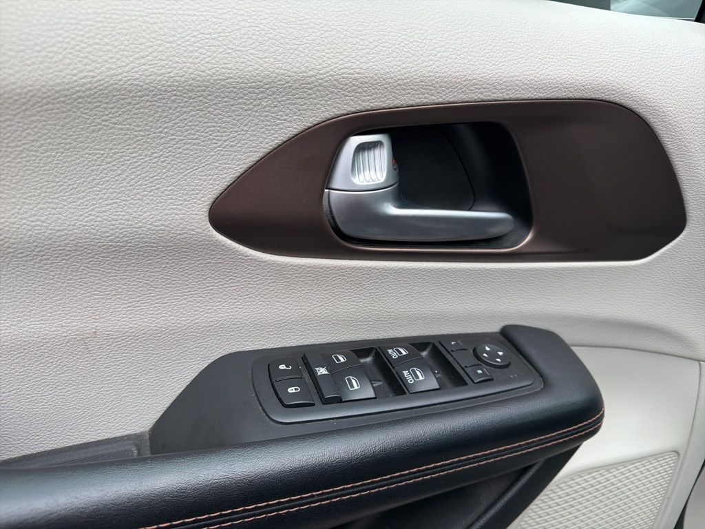 Thumbnail: 2017 Chrysler Pacifica - 28