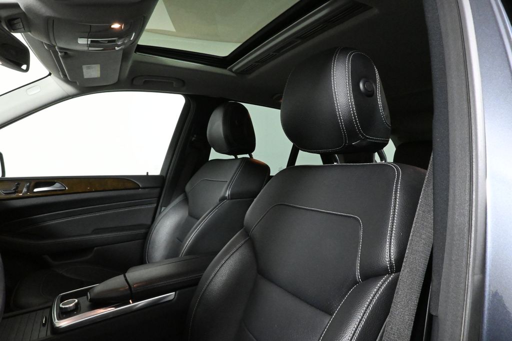 Thumbnail: 2015 Mercedes-Benz M-Class - 16
