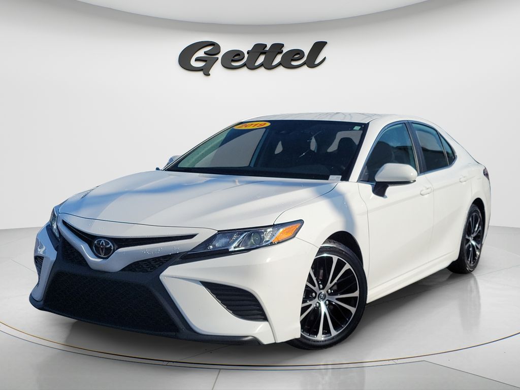 Super White 2019 Toyota Camry Sedan Front-Wheel Drive 8-Speed Automatic