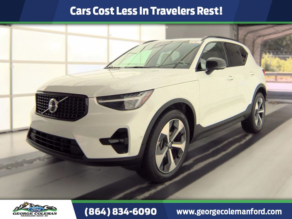 Crystal White Metallic 2023 Volvo XC40 SUV / Crossover Front-Wheel Drive Automatic