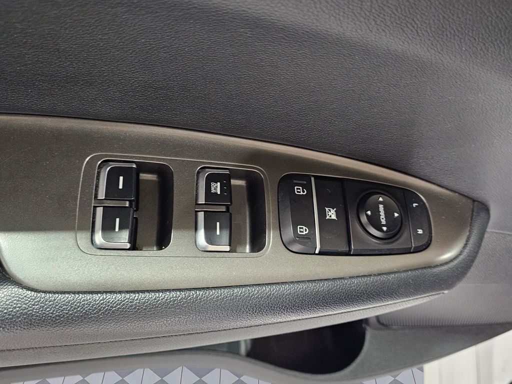 Used 2020 White Kia LX image 22