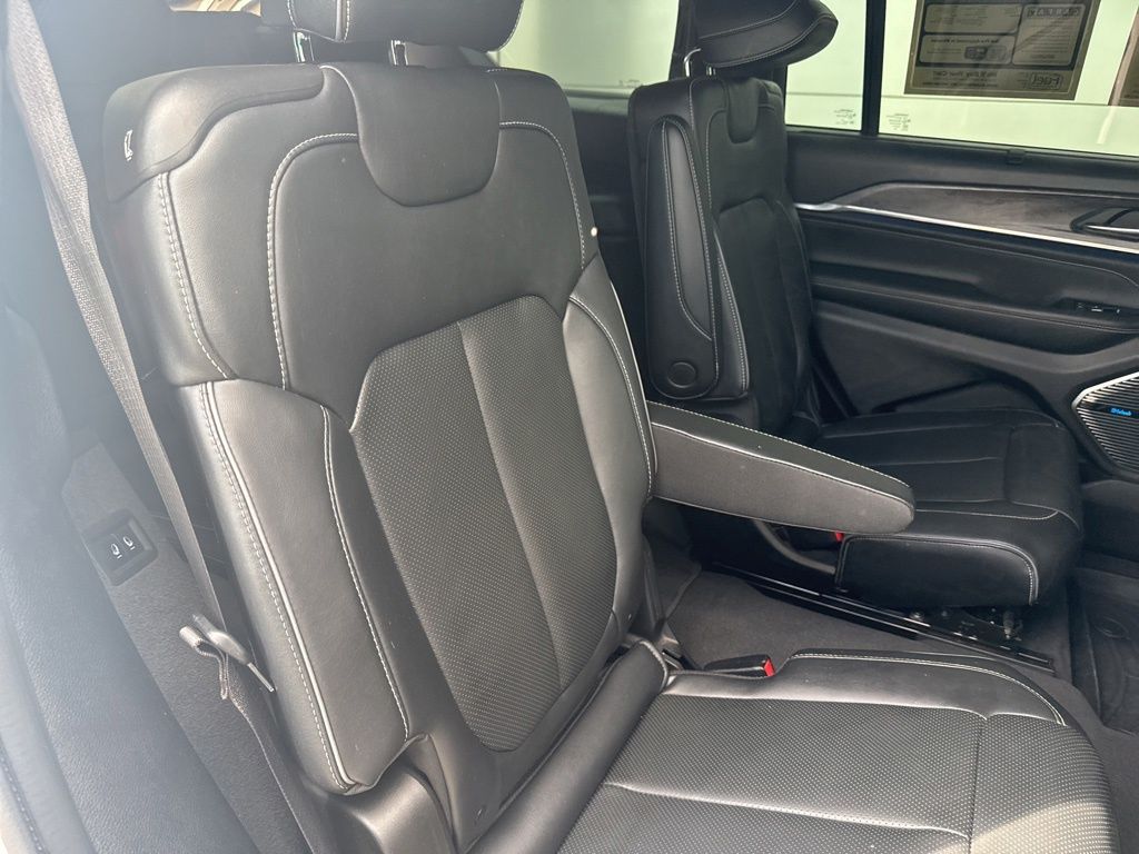 2022 Jeep Grand Cherokee L Overland 4x2
