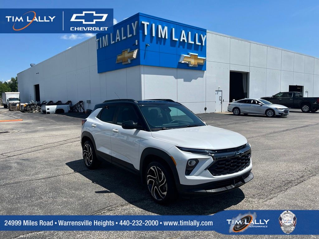 White (Iridescent Pearl Tricoat) 2025 Chevrolet Trailblazer SUV / Crossover Four-Wheel Drive 9-Speed Automatic