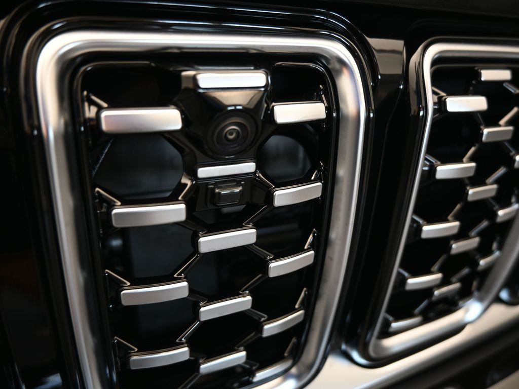 New 2025 Diamond Black Crystal Pearlcoat Jeep Summit image 45