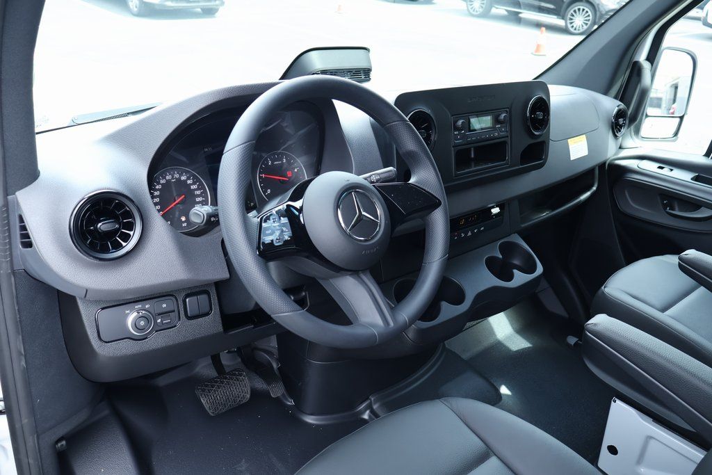 Thumbnail: 2025 Mercedes-Benz Sprinter - 3