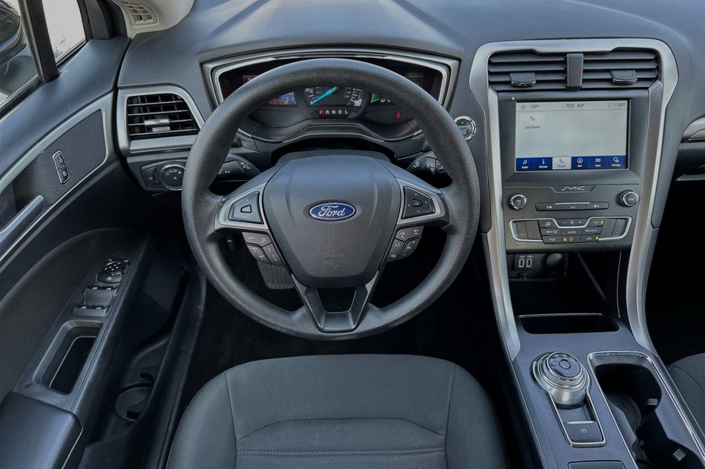 2020 Ford Fusion SE 16