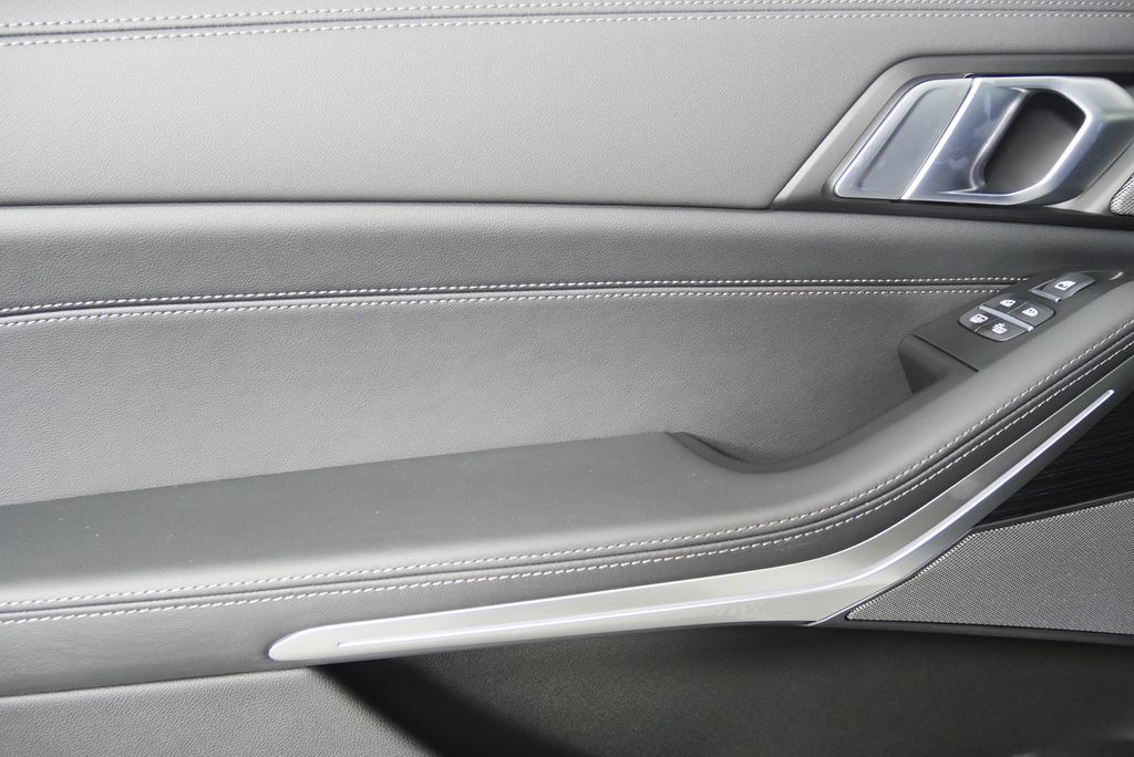 Thumbnail: 2026 BMW X7 - 14