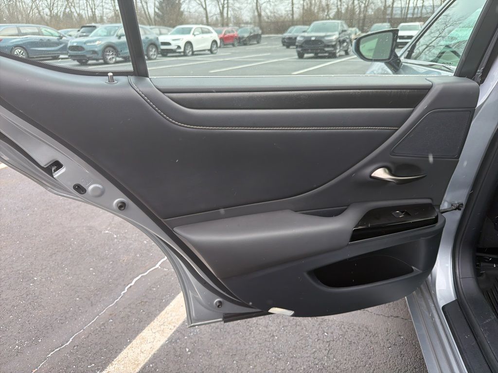 Thumbnail: 2022 Lexus ES - 21