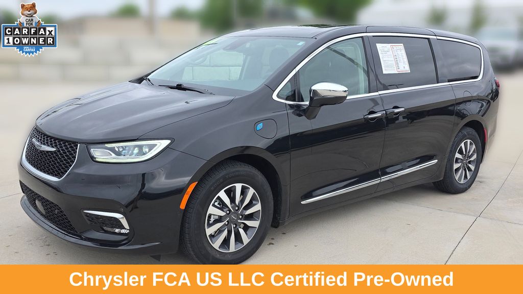 2022 Chrysler Pacifica Hybrid Limited Hybrid's photo
