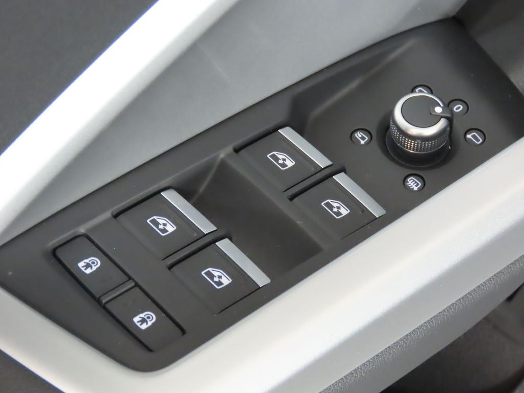 Thumbnail: 2025 Audi Q3 - 30