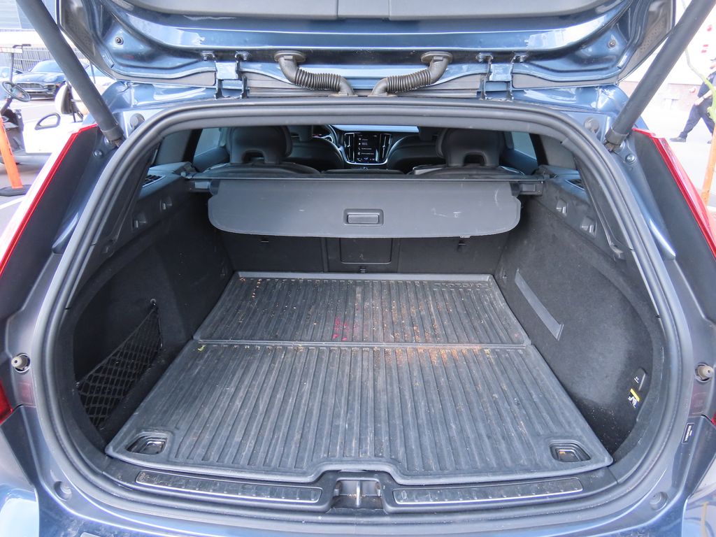 Thumbnail: 2019 Volvo V60 - 12