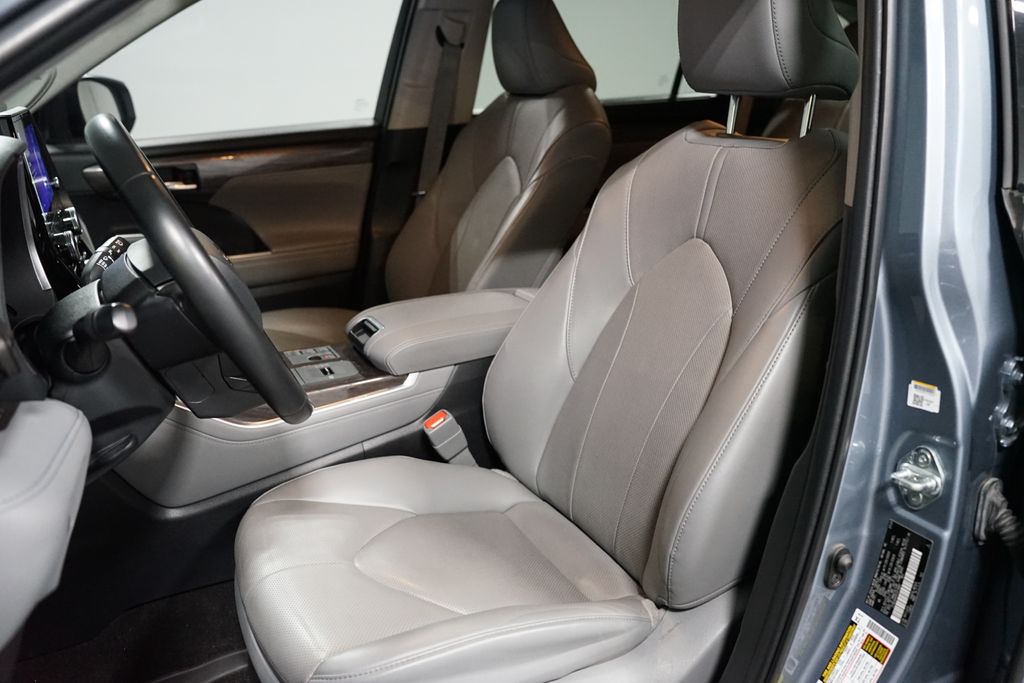 Thumbnail: 2023 Toyota Highlander - 6