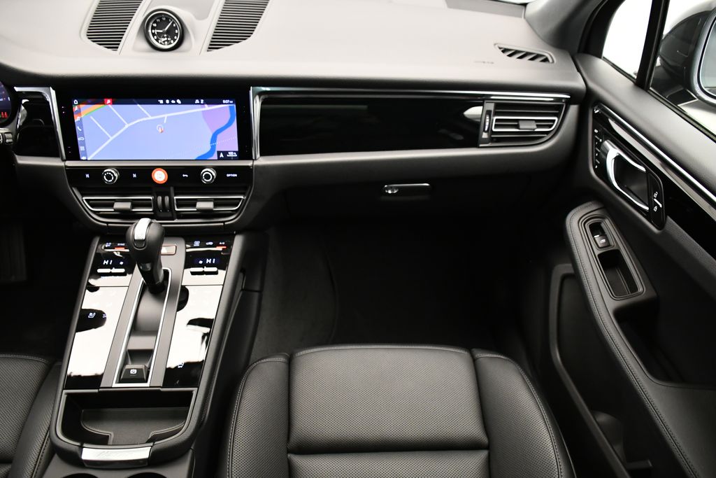 Thumbnail: 2026 Porsche Macan - 25