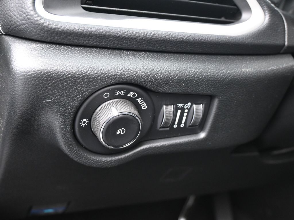 New 2026 Diamond Black Crystal Pearlcoat Chrysler Select image 15