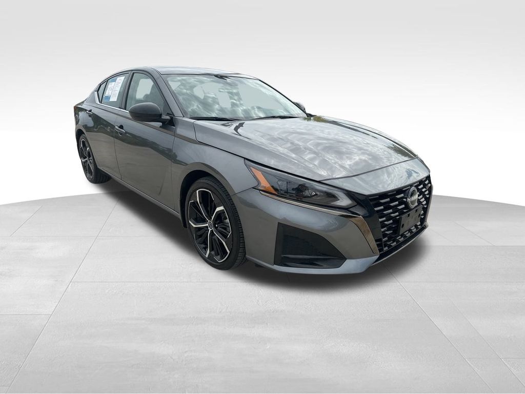 2024 Gun Metallic Nissan Altima 2.5 SR FWD Sedan